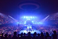 コンサートのオープニングの様子。（C）AKS