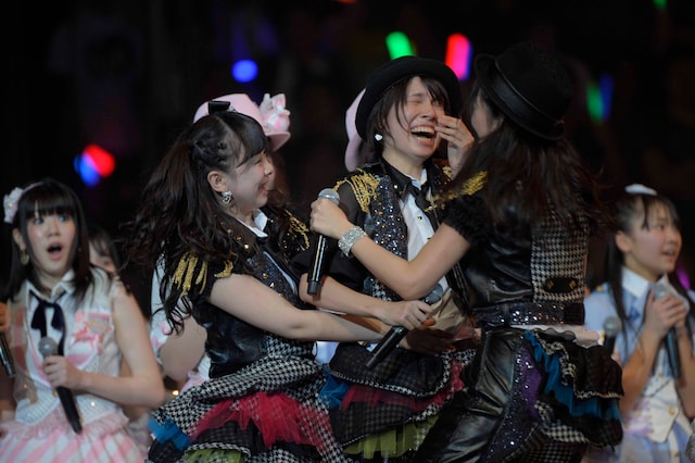 SKE48キャプテンと新チームSのリーダーに任命された中西優香（中央）。（C）AKS