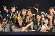 「手をつなぎながら」の様子。(C)AKS