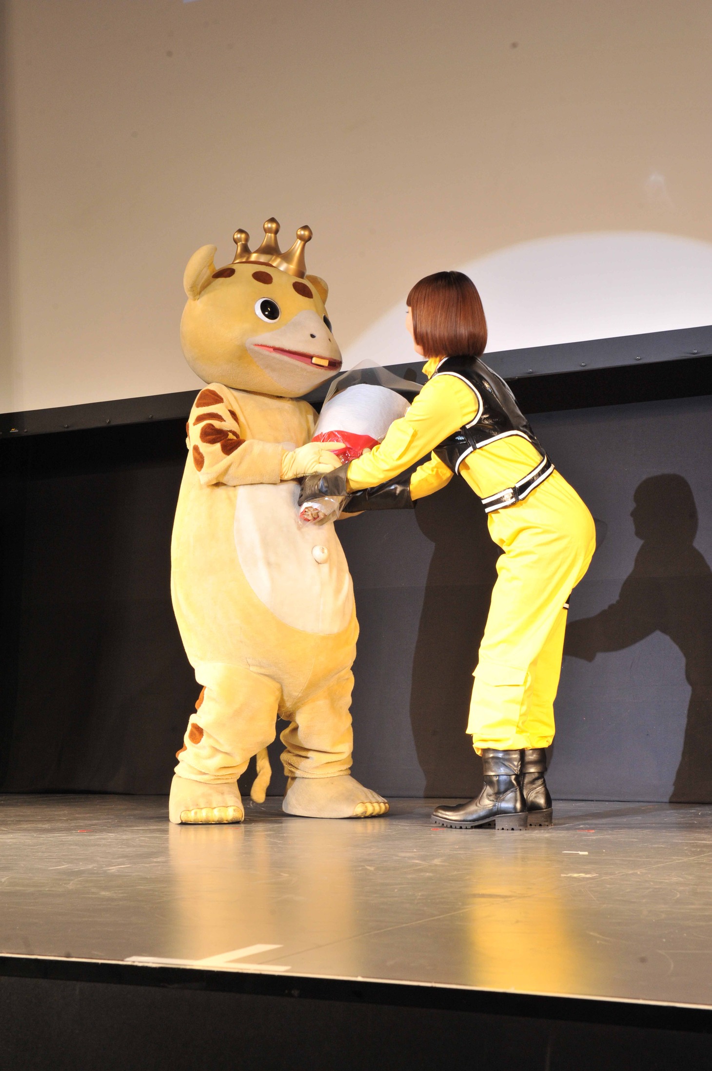 快獣ブースカに花束を渡す田名部生来。