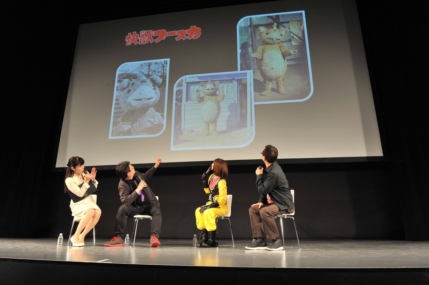 快獣ブースカの映像を見る樋口真嗣、田名部生来、氷川竜介。
