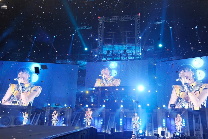 「ももいろクローバーZ 春の一大事 2013 西武ドーム大会～星を継ぐもも vol.1 Peach for the Stars～」ステージの様子。（photo by Hajime Kamiiisaka）