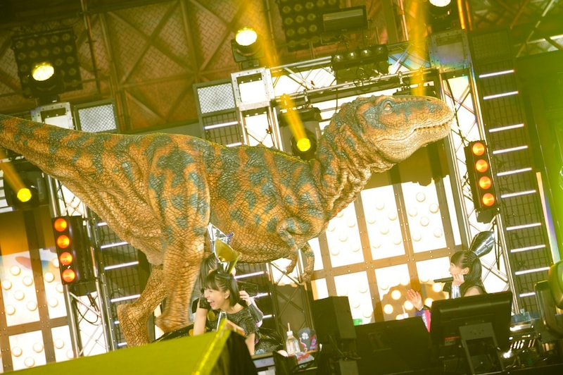 恐竜に襲われる玉井詩織。（photo by Hajime Kamiiisaka）