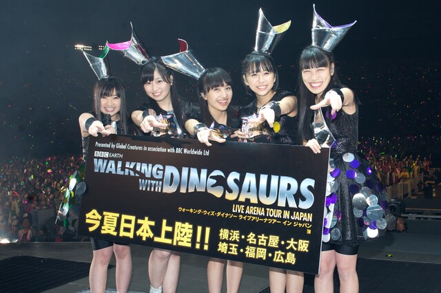 ステージ上で行われた「WALKING WITH DINOSAURS」会見の様子。
