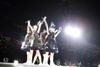 「ももいろクローバーZ 春の一大事 2013 西武ドーム大会～星を継ぐもも vol.1 Peach for the Stars～」ステージの様子。（photo by Hajime Kamiiisaka）