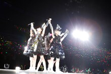 「ももいろクローバーZ 春の一大事 2013 西武ドーム大会～星を継ぐもも vol.1 Peach for the Stars～」ステージの様子。（photo by Hajime Kamiiisaka）