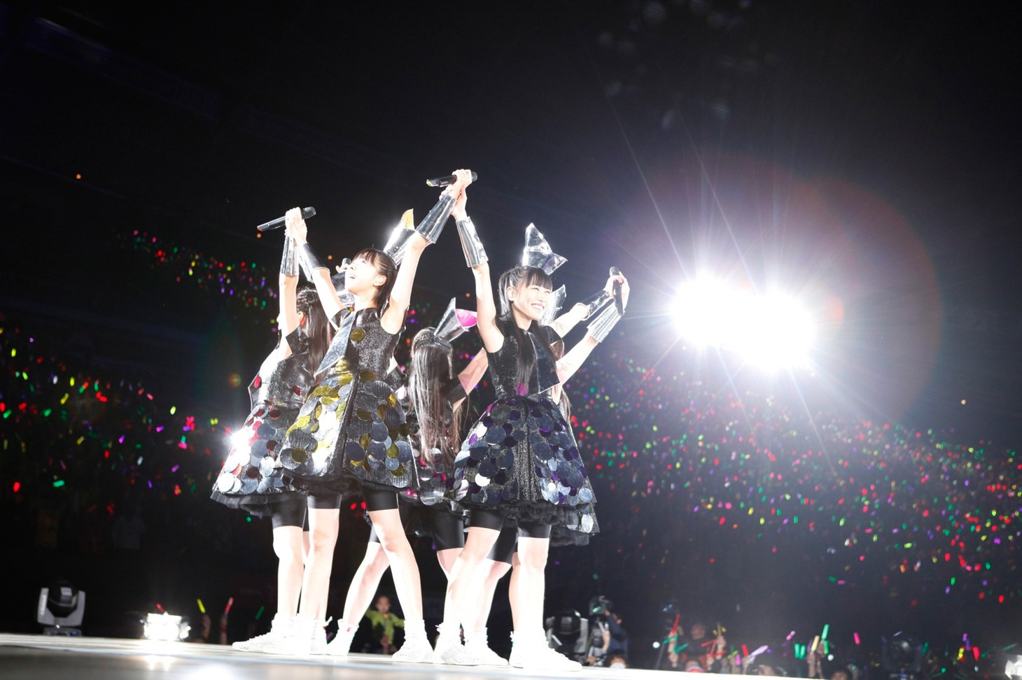「ももいろクローバーZ 春の一大事 2013 西武ドーム大会～星を継ぐもも vol.1 Peach for the Stars～」ステージの様子。（photo by Hajime Kamiiisaka）