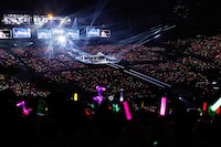 「ももいろクローバーZ 春の一大事 2013 西武ドーム大会～星を継ぐもも vol.1 Peach for the Stars～」ステージの様子。（photo by Hajime Kamiiisaka）