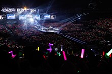 「ももいろクローバーZ 春の一大事 2013 西武ドーム大会～星を継ぐもも vol.1 Peach for the Stars～」ステージの様子。（photo by Hajime Kamiiisaka）