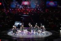 「ももいろクローバーZ 春の一大事 2013 西武ドーム大会～星を継ぐもも vol.1 Peach for the Stars～」ステージの様子。（photo by Hajime Kamiiisaka）