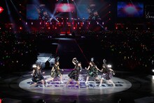 「ももいろクローバーZ 春の一大事 2013 西武ドーム大会～星を継ぐもも vol.1 Peach for the Stars～」ステージの様子。（photo by Hajime Kamiiisaka）