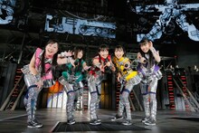 ライブビューイング＆地上波放送視聴者に笑顔を振りまくももいろクローバーZ。（photo by Hajime Kamiiisaka）