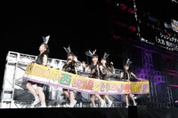 「宙飛ぶ！お座敷列車」でダンボール製の“西武線”に乗りステージを移動するももいろクローバーZ。（photo by Hajime Kamiiisaka）