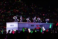 ゴンドラで球場内を移動するももいろクローバーZ。（photo by Hajime Kamiiisaka）