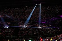 花道を駆け回るももいろクローバーZ。（photo by Hajime Kamiiisaka）