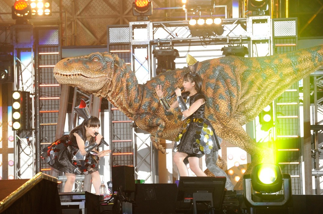 恐竜との「上球物語 -Carpe diem-」コラボ。（photo by Hajime Kamiiisaka）