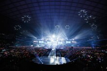 「ももいろクローバーZ 春の一大事 2013 西武ドーム大会～星を継ぐもも vol.1 Peach for the Stars～」ステージの様子。（photo by Hajime Kamiiisaka）