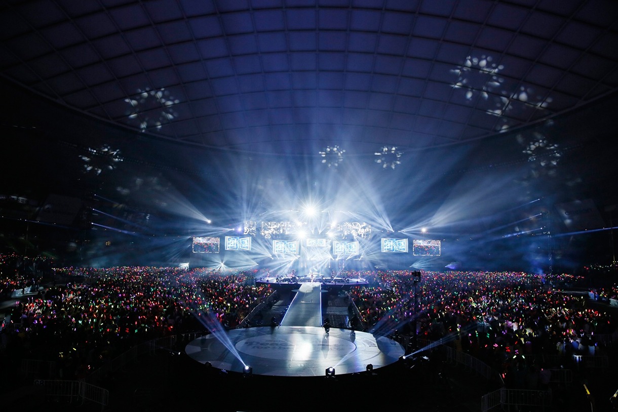 「ももいろクローバーZ 春の一大事 2013 西武ドーム大会～星を継ぐもも vol.1 Peach for the Stars～」ステージの様子。（photo by Hajime Kamiiisaka）