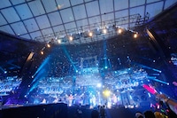 「ももいろクローバーZ 春の一大事 2013 西武ドーム大会～星を継ぐもも vol.1 Peach for the Stars～」ステージの様子。（photo by Hajime Kamiiisaka）