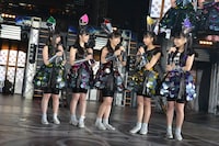 ステージ上で行われた「WALKING WITH DINOSAURS」会見の様子。