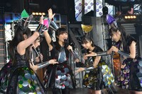 「WALKING WITH DINOSAURS」会見の場でダチョウ倶楽部ゆずりの団体芸「どうぞどうぞ」を決めるももいろクローバーZ。