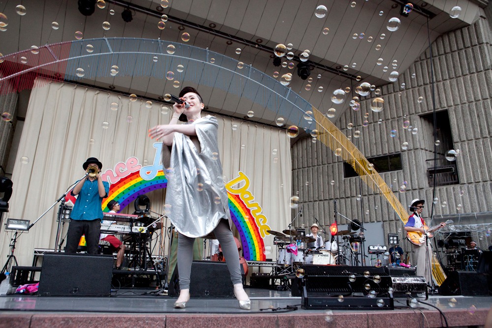 2012年7月15日に東京・日比谷野外大音楽堂で開催された「Dance Dance Dance」の模様。