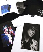 「KAZUYA YOSHII × MIKIO ARIGA -10th Anniversary photo exhibition - Produced by LITHIUM HOMME」で販売される有賀幹夫と吉井和哉のコラボTシャツ。