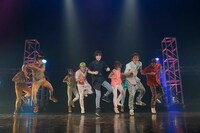 「友達より大事な人」をパフォーマンスする剛力彩芽。