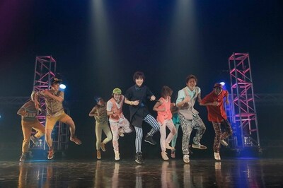 「友達より大事な人」をパフォーマンスする剛力彩芽。