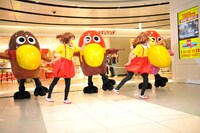 楽曲にあわせて踊るキョロちゃんズ。