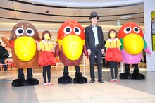 キョロちゃんズと一緒に記念撮影をするヒャダイン。