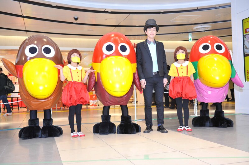 キョロちゃんズと一緒に記念撮影をするヒャダイン。