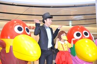 キョロちゃんズと一緒に記念撮影をするヒャダイン。