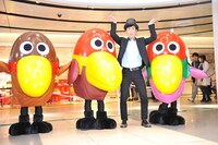 キョロちゃんズと一緒に記念撮影をするヒャダイン。