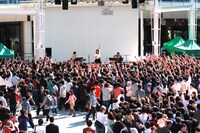 当日のラゾーナ川崎プラザ ルーファ広場グランドステージには3000人が集まった。