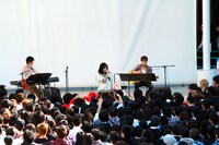 当日の楽器隊はバックバンド・ラーメンズのうち、キーボーディストとギタリストのみの「カップラーメンズ」バージョン。