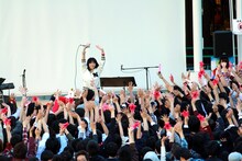 終演後、歓声に応えるLiSA。