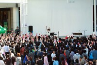 終演後、歓声に応えるLiSA。