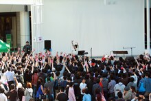 終演後、歓声に応えるLiSA。