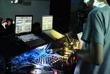 当日MOONBUGはDJソフトTraktorをDJミキサーとターンテーブルでコントロール。