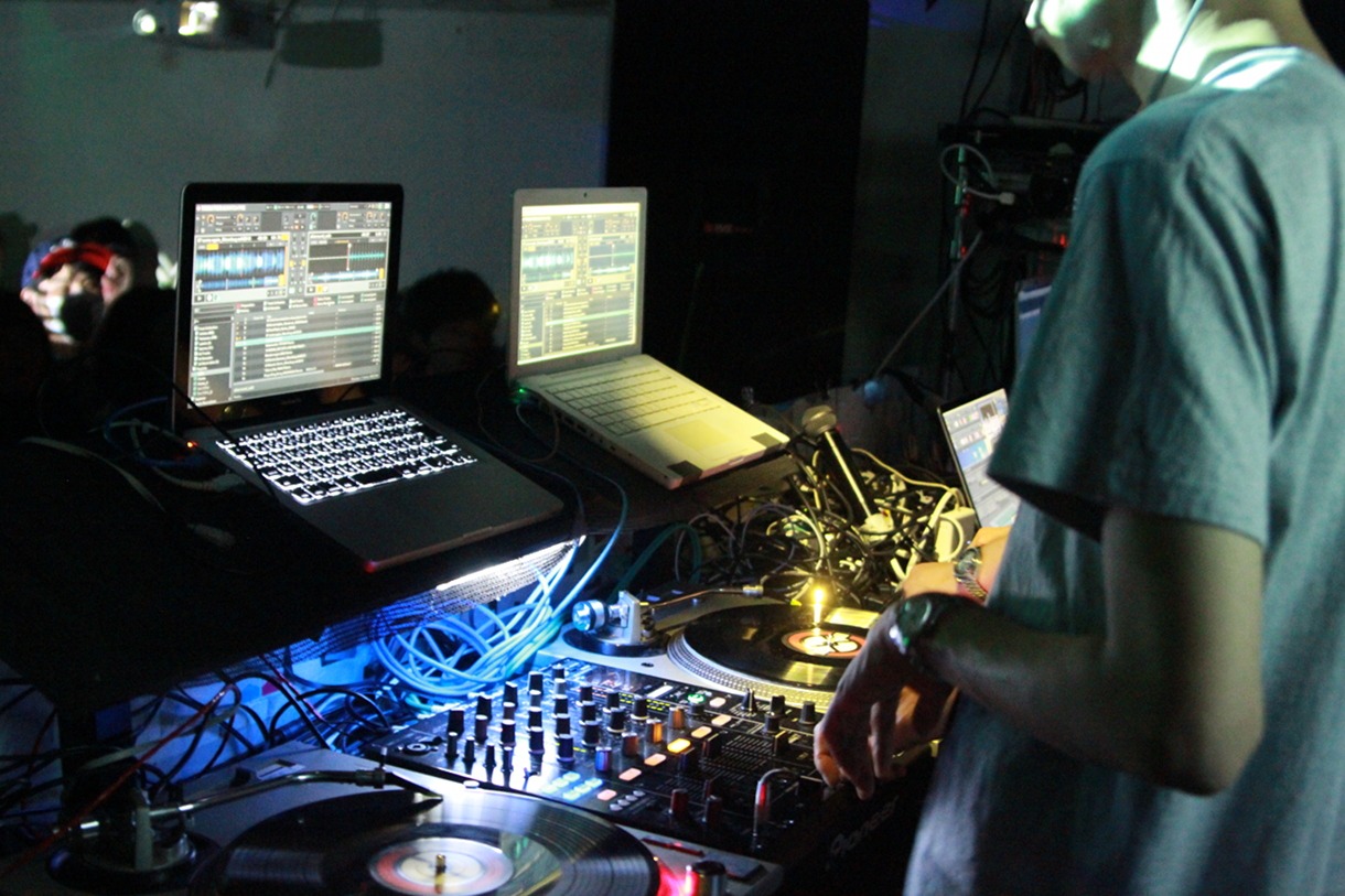当日MOONBUGはDJソフトTraktorをDJミキサーとターンテーブルでコントロール。