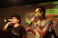 終演後、挨拶をするMOONBUGの2人。