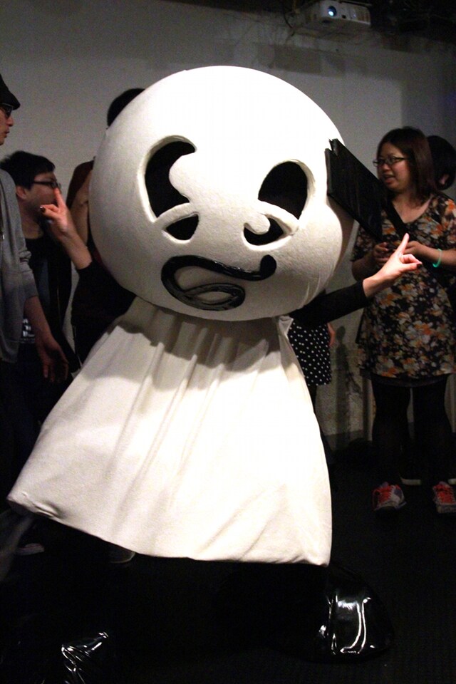 MOONBUGのマスコットキャラクターの着ぐるみ。