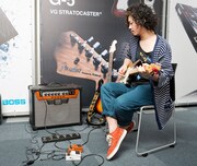 ローランド製品を試奏するthe telephonesの石毛輝（G, Syn, Vo）。