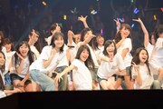 「手をつなぎながら」を披露するSKE48。（C）AKS