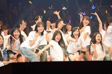 「手をつなぎながら」を披露するSKE48。（C）AKS