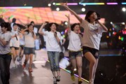 「手をつなぎながら」を披露するSKE48。（C）AKS