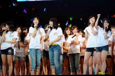 松村香織ソロプロジェクト発表でメンバーからは笑いが巻き起こる。（C)AKS