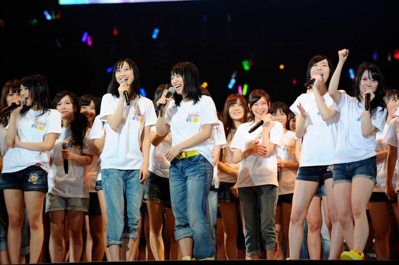 松村香織ソロプロジェクト発表でメンバーからは笑いが巻き起こる。（C)AKS