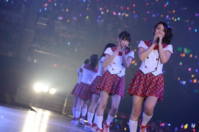 小林絵未梨がセンターを務める「スカートひらり」の模様。（C）AKS